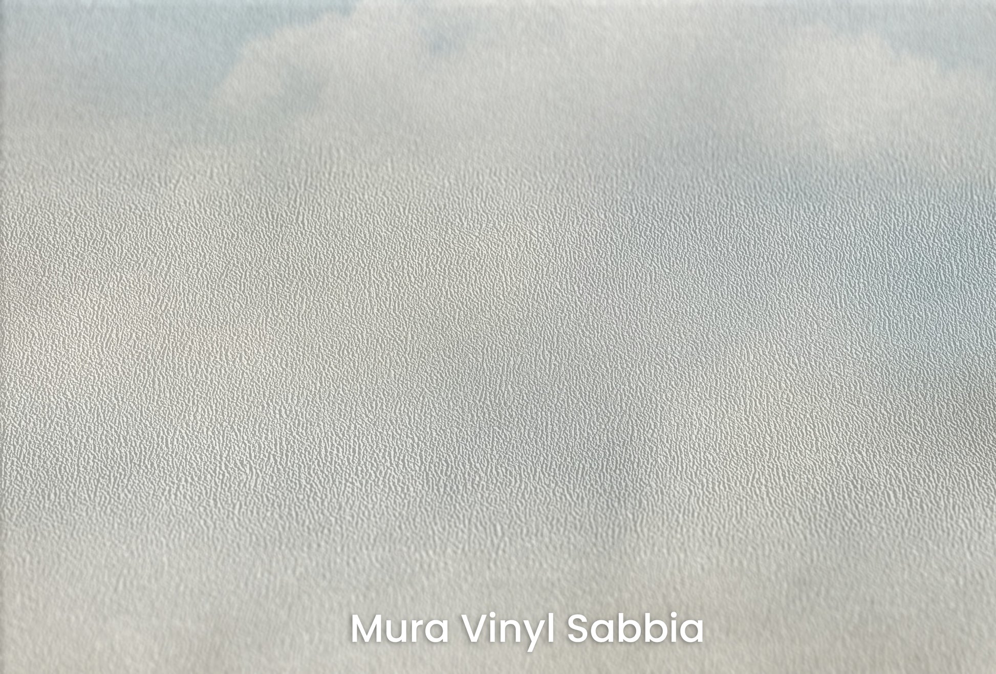 Zbliżenie na artystyczną fototapetę o nazwie HEAVENLY BLUE SERENITY CANVAS na podłożu Mura Vinyl Sabbia struktura grubego ziarna piasku.
