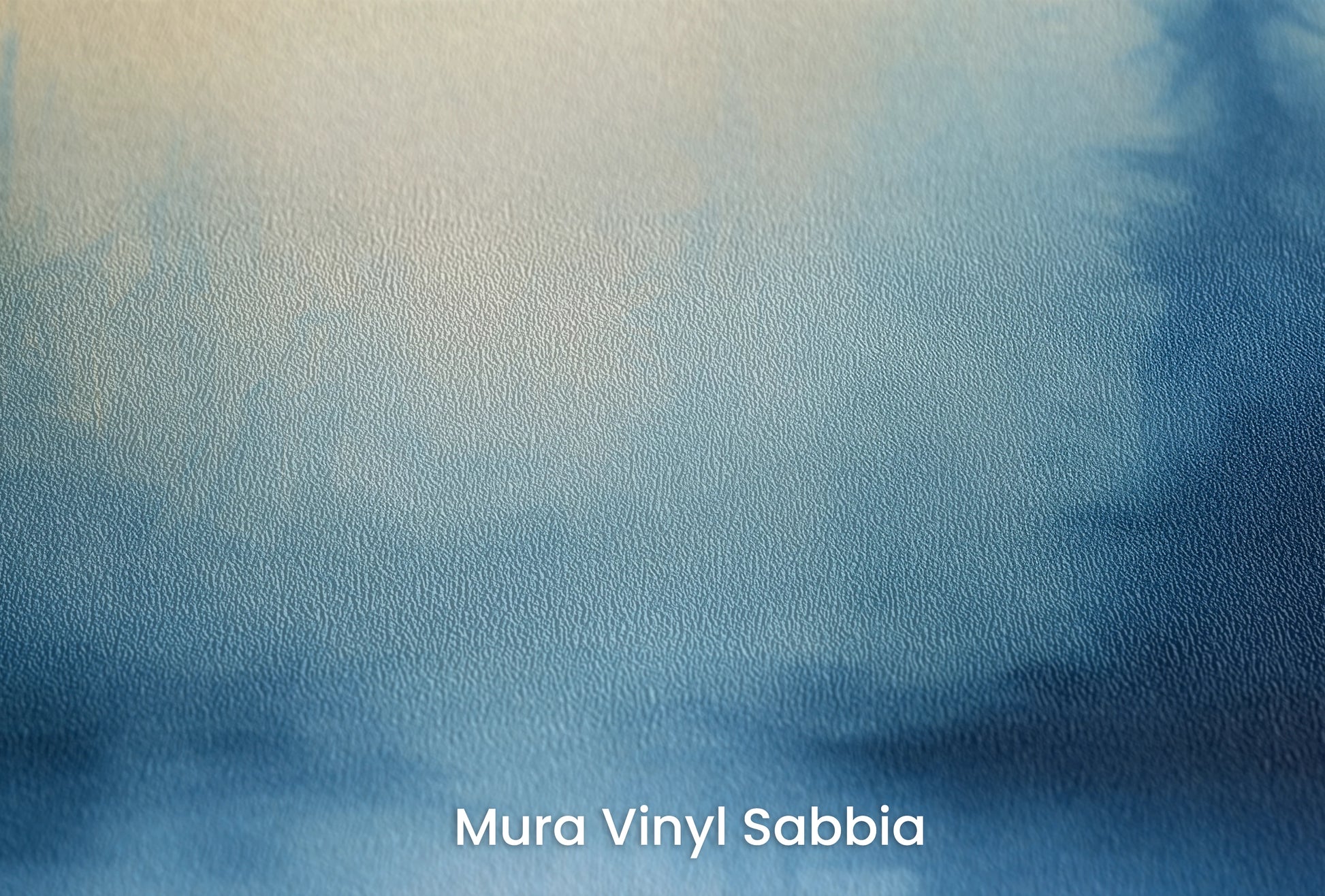 Zbliżenie na artystyczną fototapetę o nazwie Głębia Zmierzchu na podłożu Mura Vinyl Sabbia struktura grubego ziarna piasku.