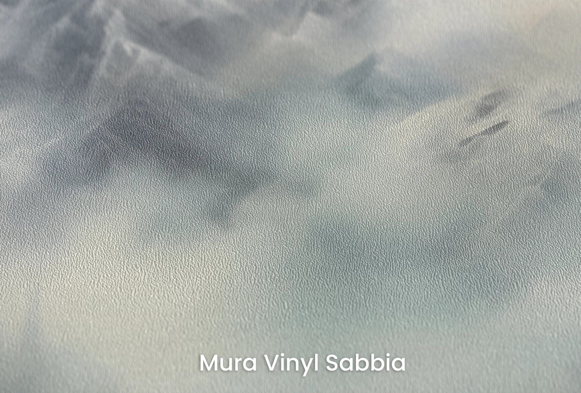 Zbliżenie na artystyczną fototapetę o nazwie Whispering Pines na podłożu Mura Vinyl Sabbia struktura grubego ziarna piasku.