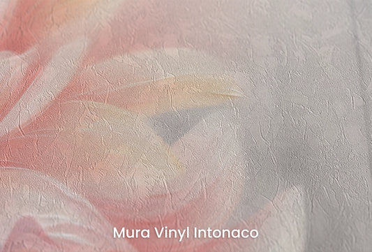 Zbliżenie na artystyczną fototapetę o nazwie Pink Petal Whirl na podłożu Mura Vinyl Intonaco - struktura tartego tynku.