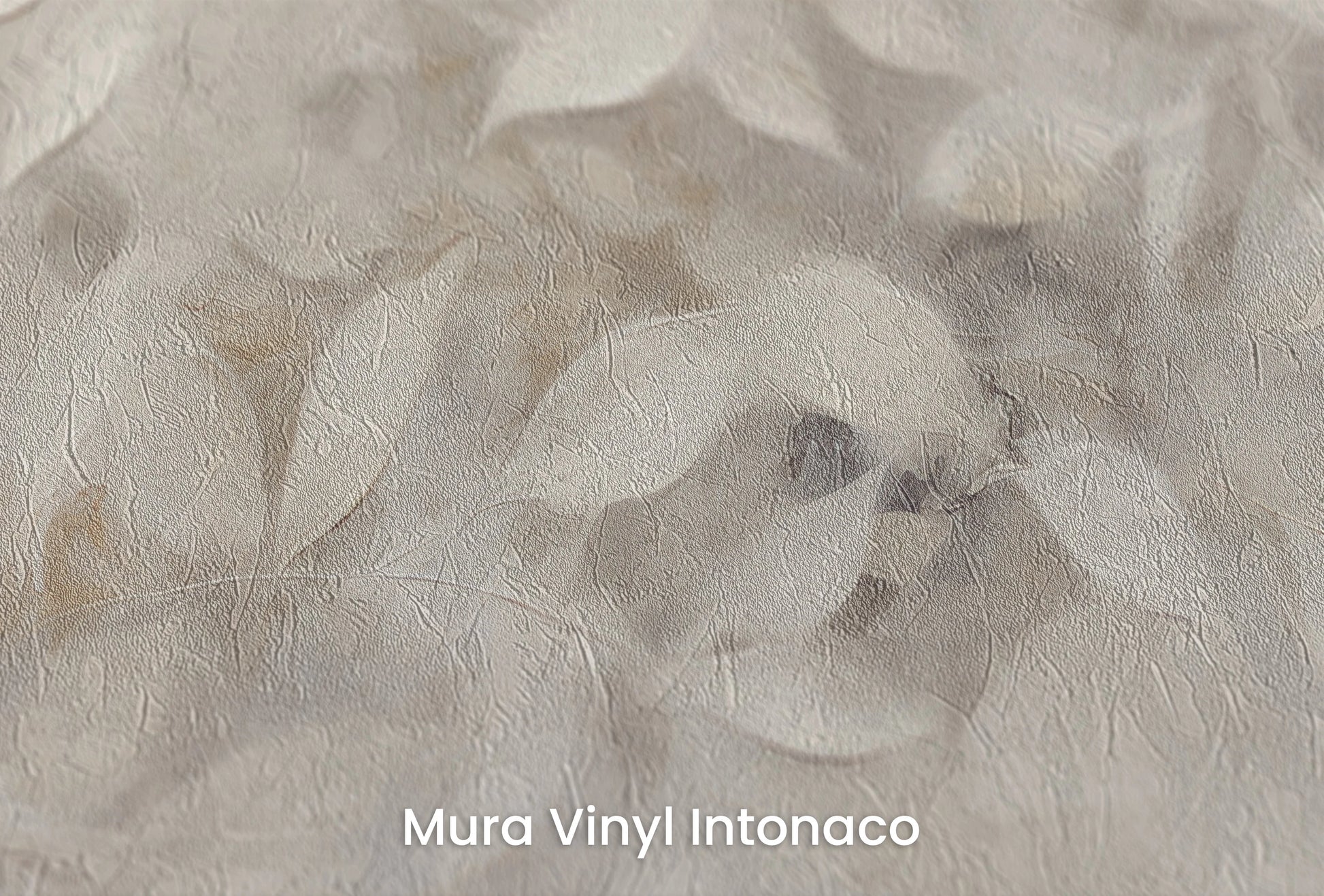 Zbliżenie na artystyczną fototapetę o nazwie Serene Leaves na podłożu Mura Vinyl Intonaco - struktura tartego tynku.
