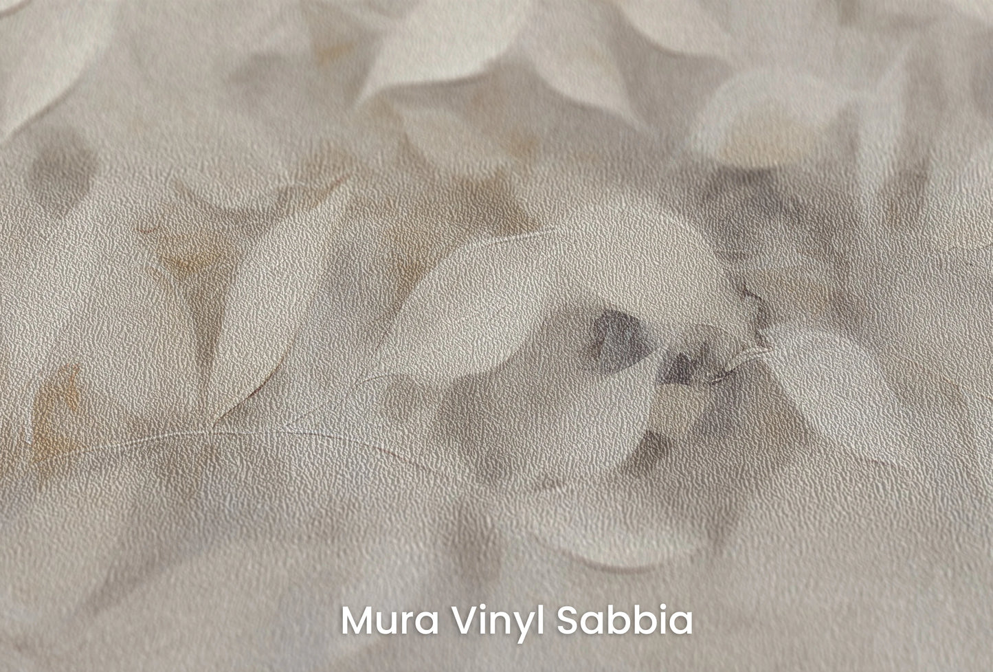 Zbliżenie na artystyczną fototapetę o nazwie Serene Leaves na podłożu Mura Vinyl Sabbia struktura grubego ziarna piasku.