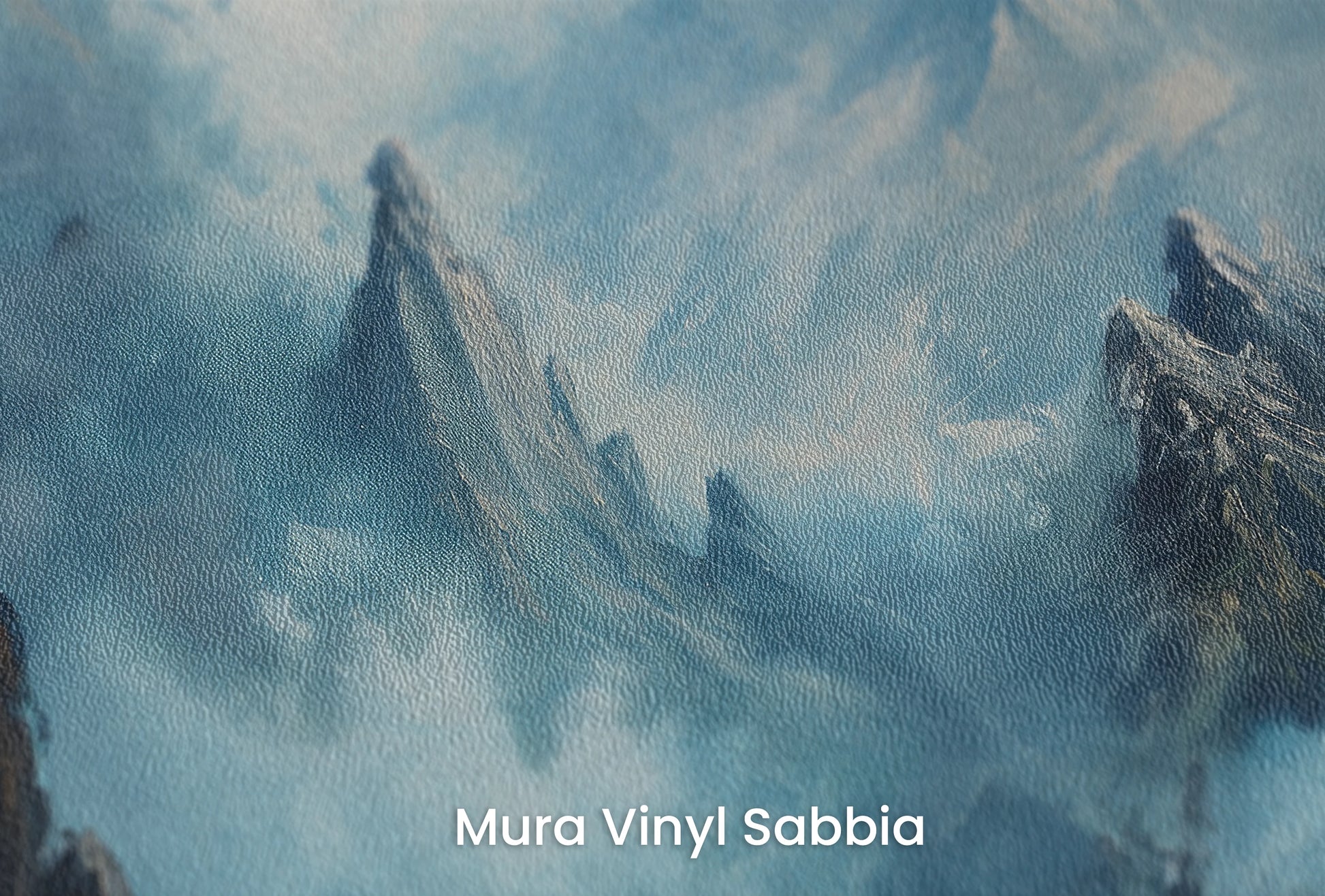 Zbliżenie na artystyczną fototapetę o nazwie Stormy Ascent na podłożu Mura Vinyl Sabbia struktura grubego ziarna piasku.