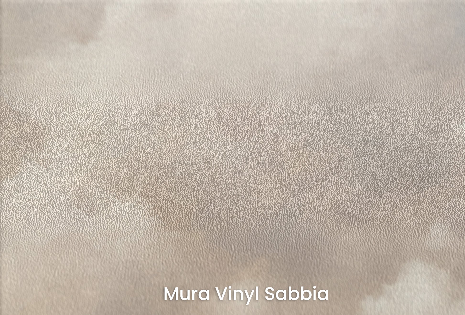 Zbliżenie na artystyczną fototapetę o nazwie GENTLE GLOW OF DUSK CANVAS na podłożu Mura Vinyl Sabbia struktura grubego ziarna piasku.