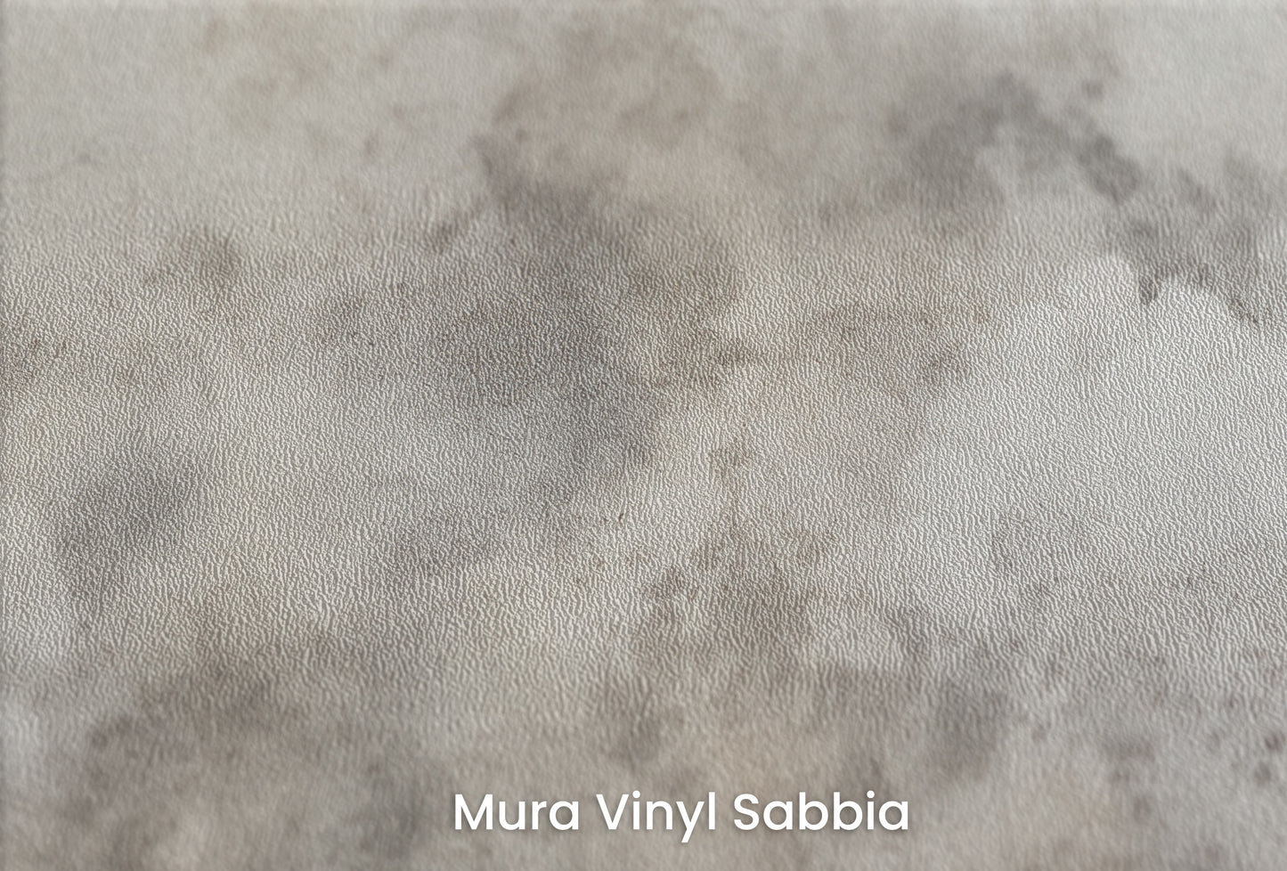 Zbliżenie na artystyczną fototapetę o nazwie WHISPERING STORM CANVAS na podłożu Mura Vinyl Sabbia struktura grubego ziarna piasku.