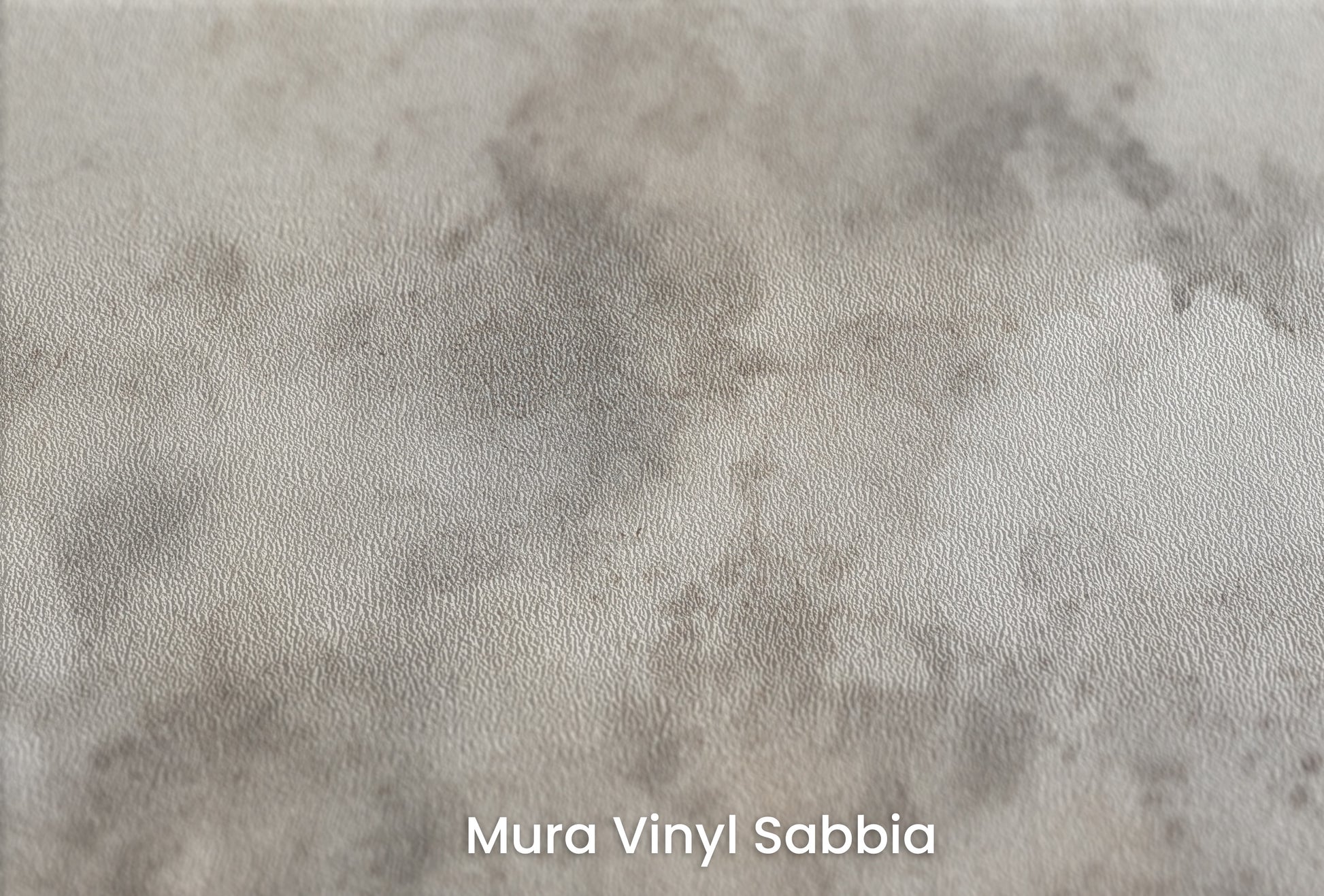 Zbliżenie na artystyczną fototapetę o nazwie WHISPERING STORM CANVAS na podłożu Mura Vinyl Sabbia struktura grubego ziarna piasku.