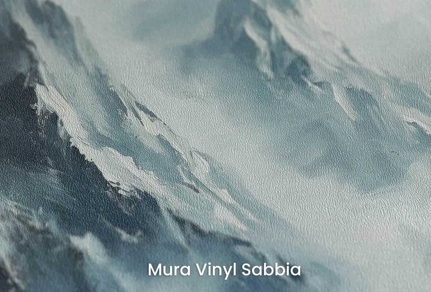 Zbliżenie na artystyczną fototapetę o nazwie Frostbound Majesty na podłożu Mura Vinyl Sabbia struktura grubego ziarna piasku.