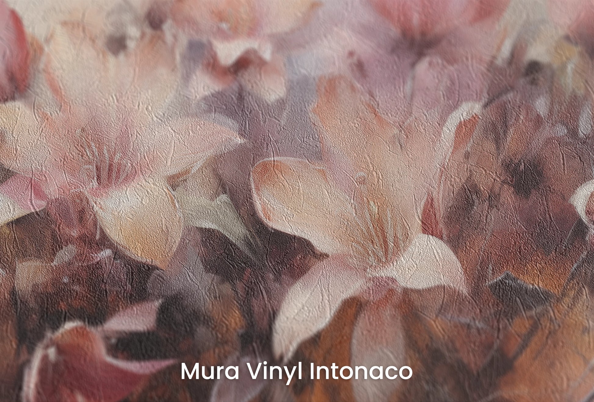 Zbliżenie na artystyczną fototapetę o nazwie Misty Blossoms na podłożu Mura Vinyl Intonaco - struktura tartego tynku.