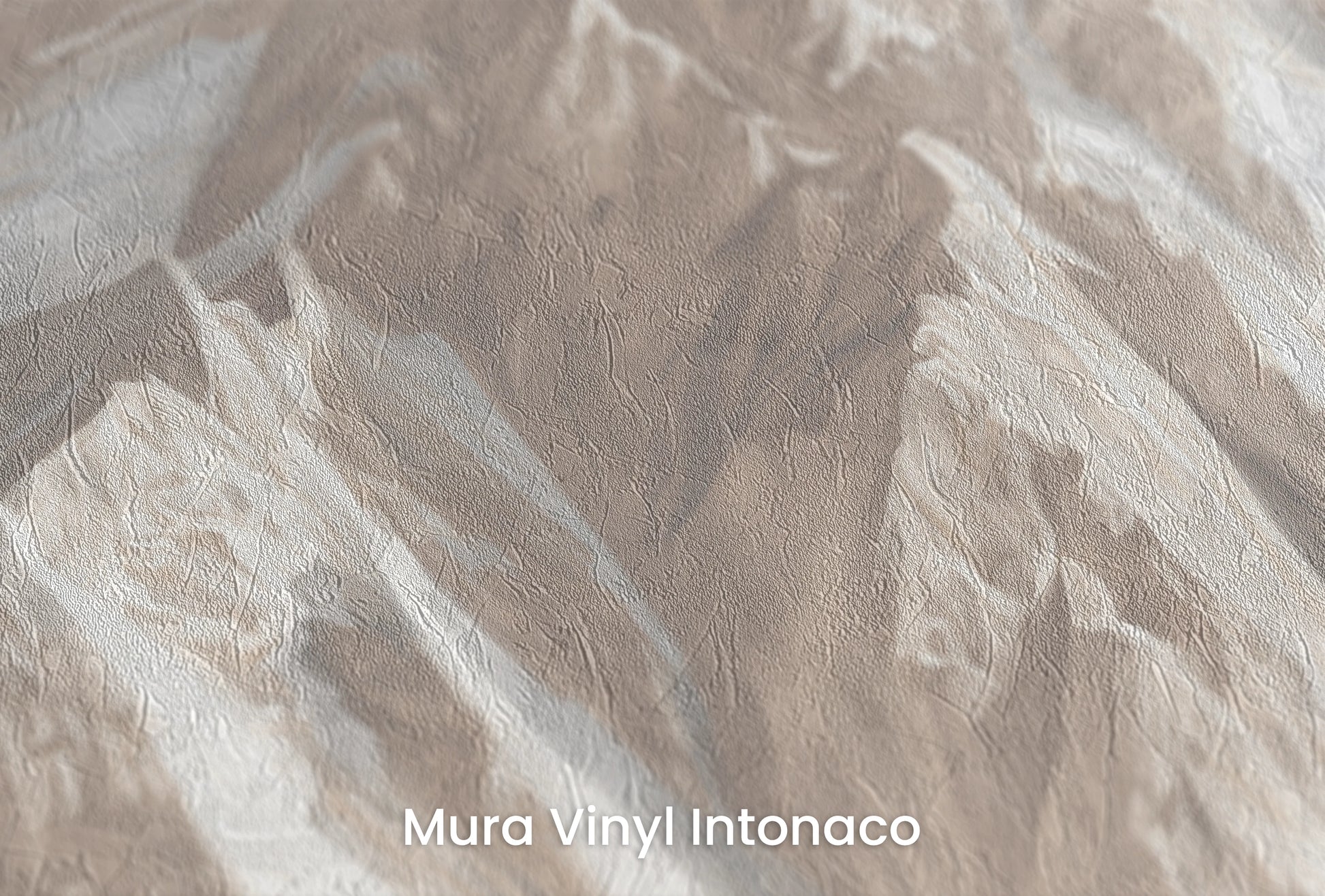 Zbliżenie na artystyczną fototapetę o nazwie Serene Altitude na podłożu Mura Vinyl Intonaco - struktura tartego tynku.