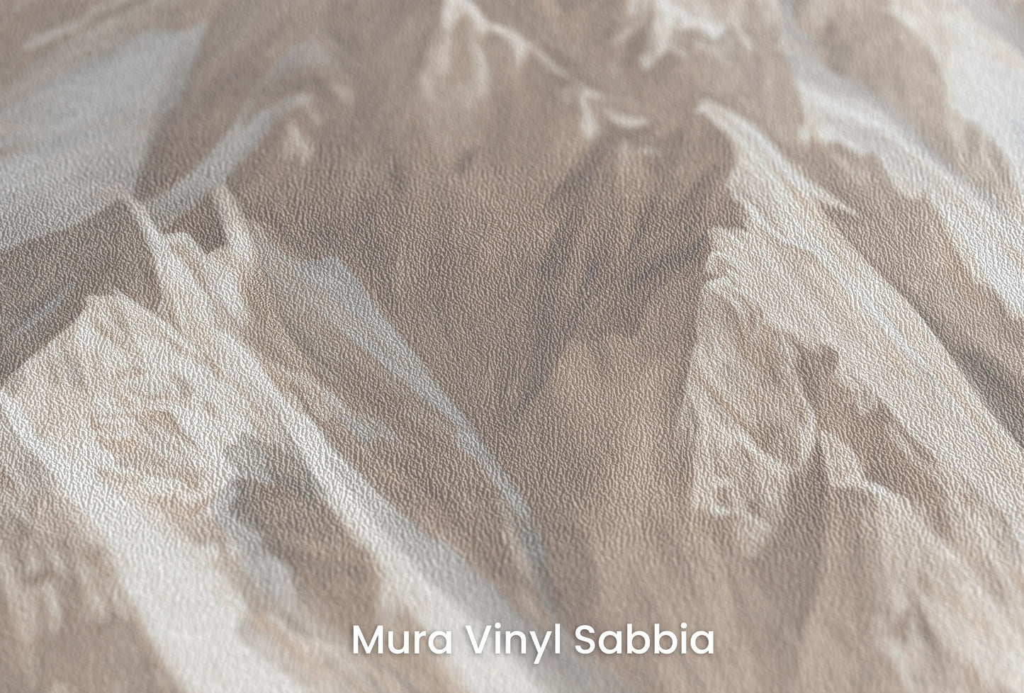 Zbliżenie na artystyczną fototapetę o nazwie Serene Altitude na podłożu Mura Vinyl Sabbia struktura grubego ziarna piasku.