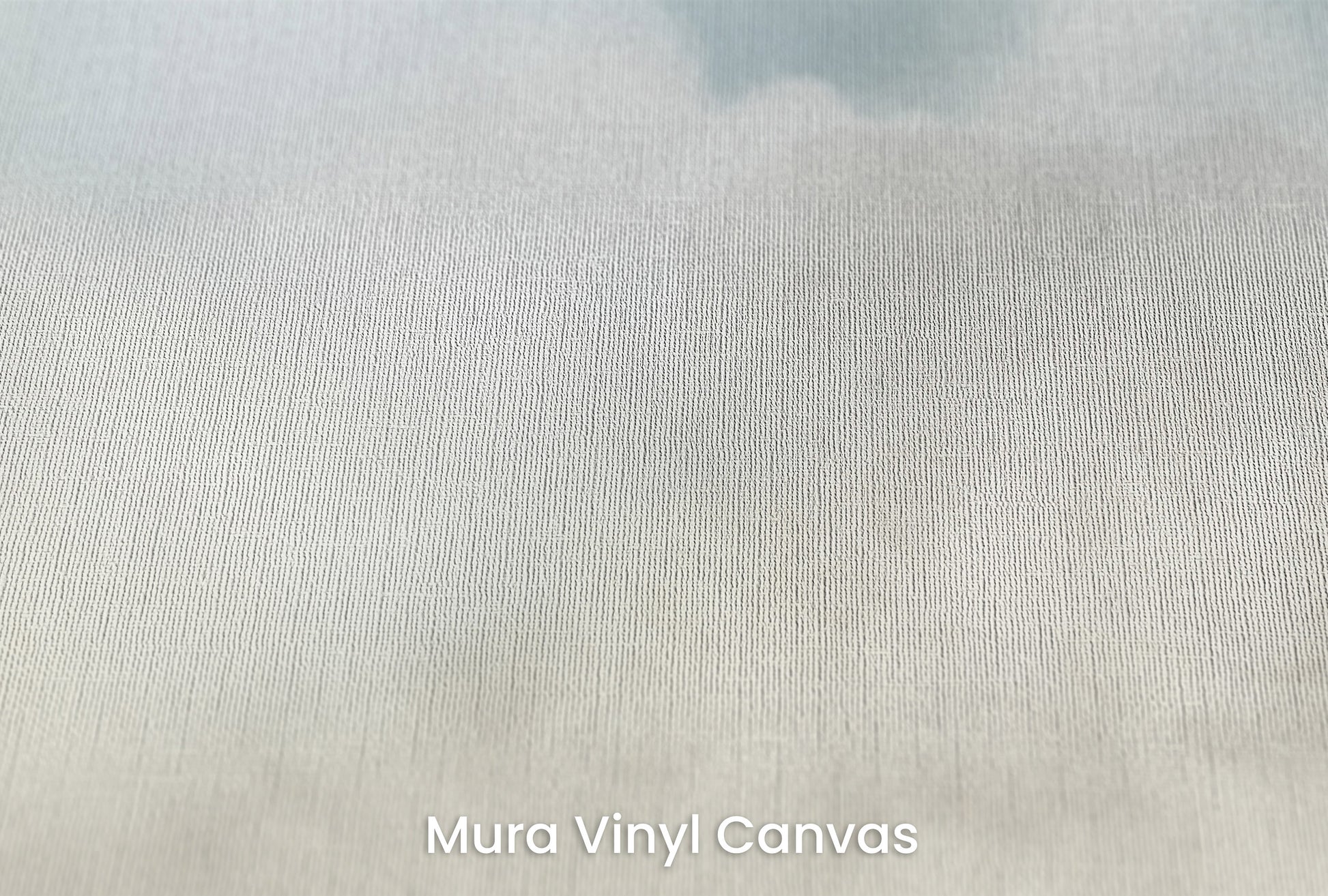 Zbliżenie na artystyczną fototapetę o nazwie CLOUDY EMINENCE CANVAS na podłożu Mura Vinyl Canvas - faktura naturalnego płótna.