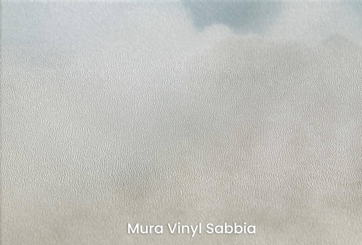 Zbliżenie na artystyczną fototapetę o nazwie CLOUDY EMINENCE CANVAS na podłożu Mura Vinyl Sabbia struktura grubego ziarna piasku.