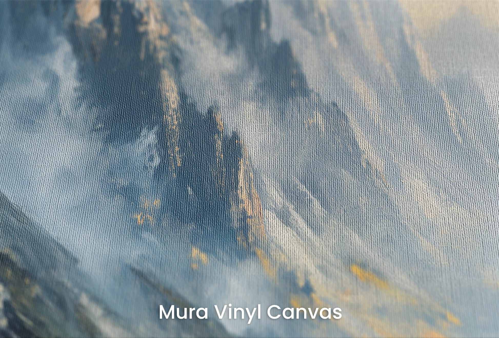 Zbliżenie na artystyczną fototapetę o nazwie Mountain Majesty na podłożu Mura Vinyl Canvas - faktura naturalnego płótna.