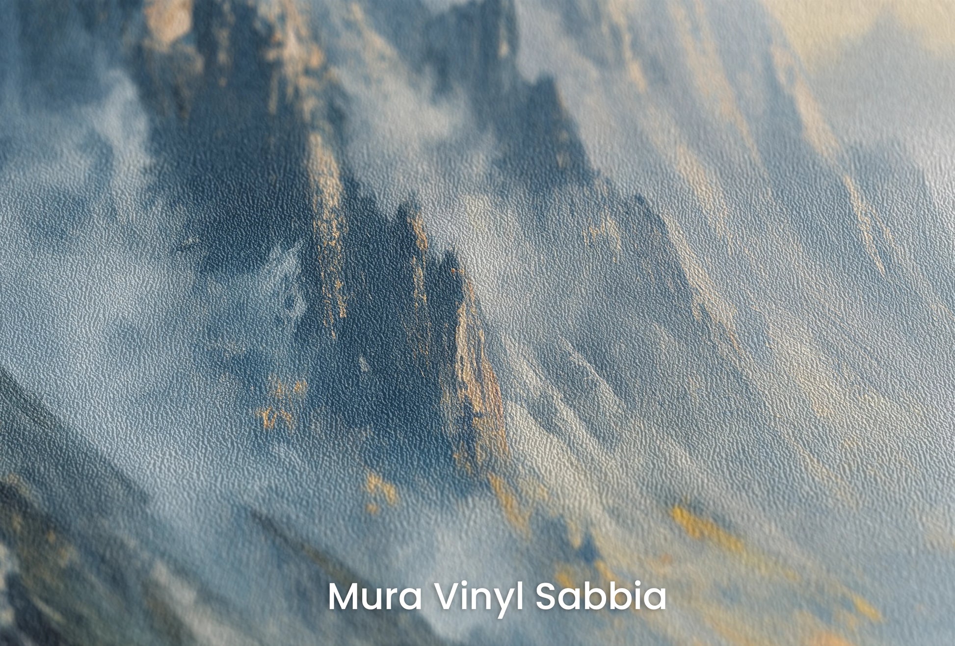 Zbliżenie na artystyczną fototapetę o nazwie Mountain Majesty na podłożu Mura Vinyl Sabbia struktura grubego ziarna piasku.
