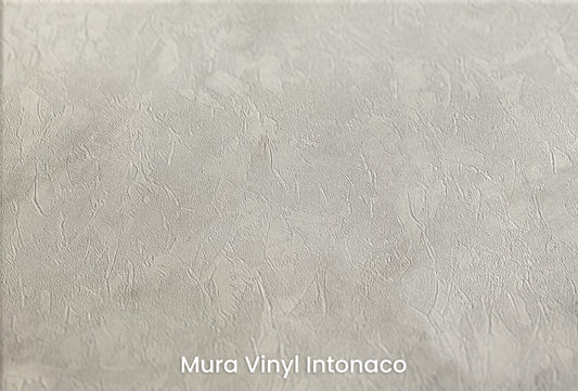 Zbliżenie na artystyczną fototapetę o nazwie LUMINOUS MIST CANVAS na podłożu Mura Vinyl Intonaco - struktura tartego tynku.