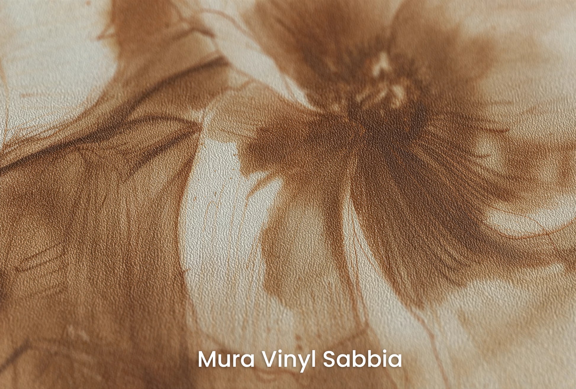 Zbliżenie na artystyczną fototapetę o nazwie Sepia Flora na podłożu Mura Vinyl Sabbia struktura grubego ziarna piasku.