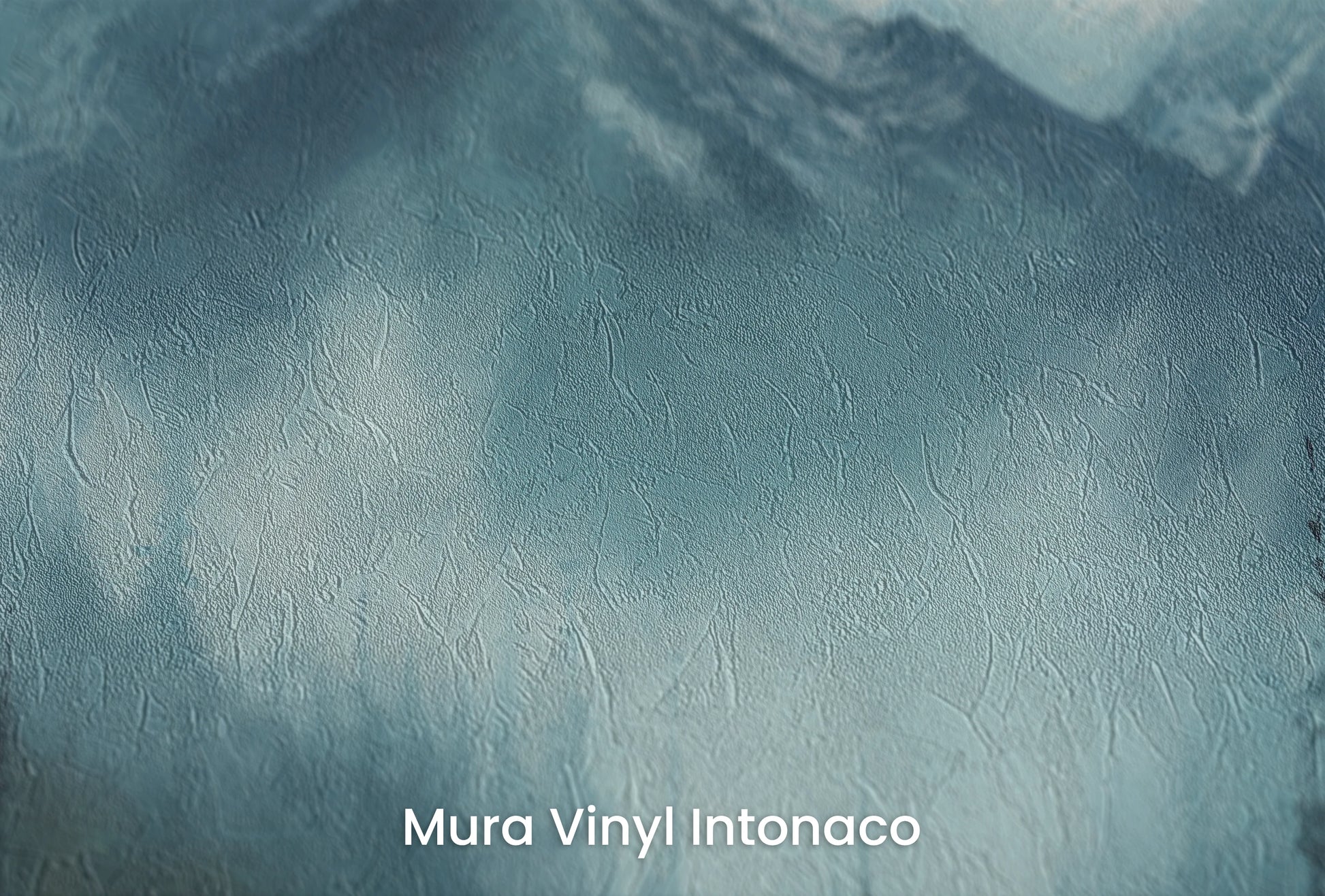 Zbliżenie na artystyczną fototapetę o nazwie Blue Summit na podłożu Mura Vinyl Intonaco - struktura tartego tynku.