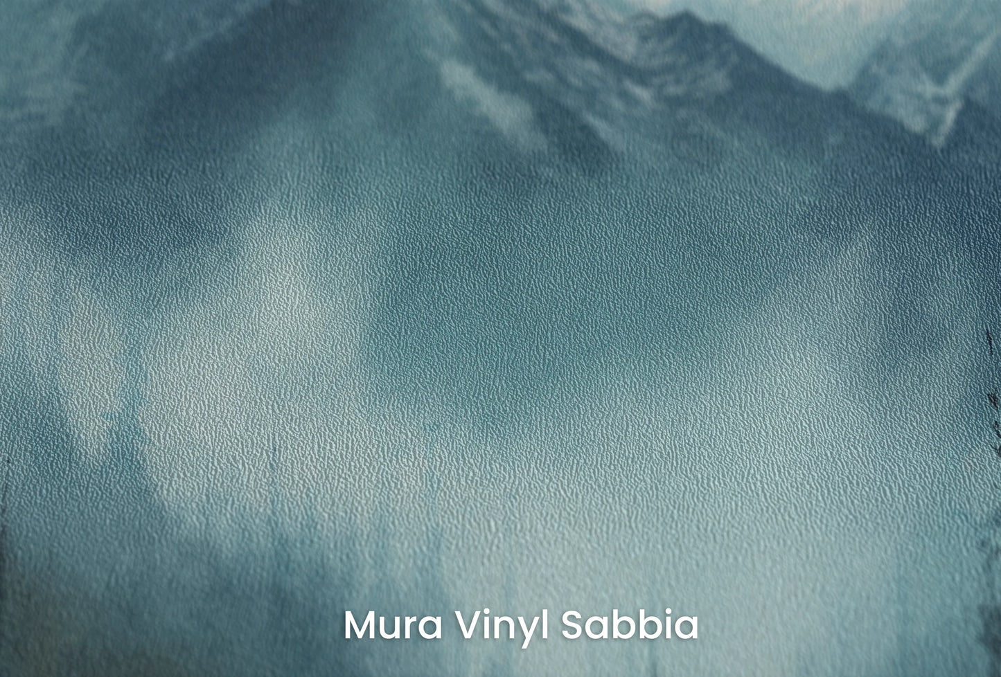 Zbliżenie na artystyczną fototapetę o nazwie Blue Summit na podłożu Mura Vinyl Sabbia struktura grubego ziarna piasku.