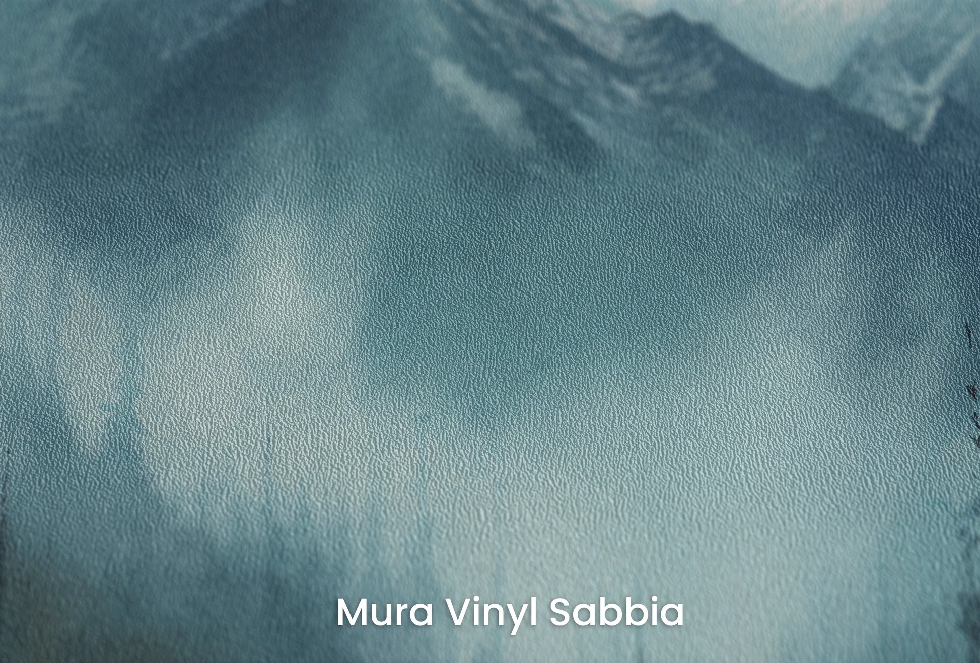 Zbliżenie na artystyczną fototapetę o nazwie Blue Summit na podłożu Mura Vinyl Sabbia struktura grubego ziarna piasku.