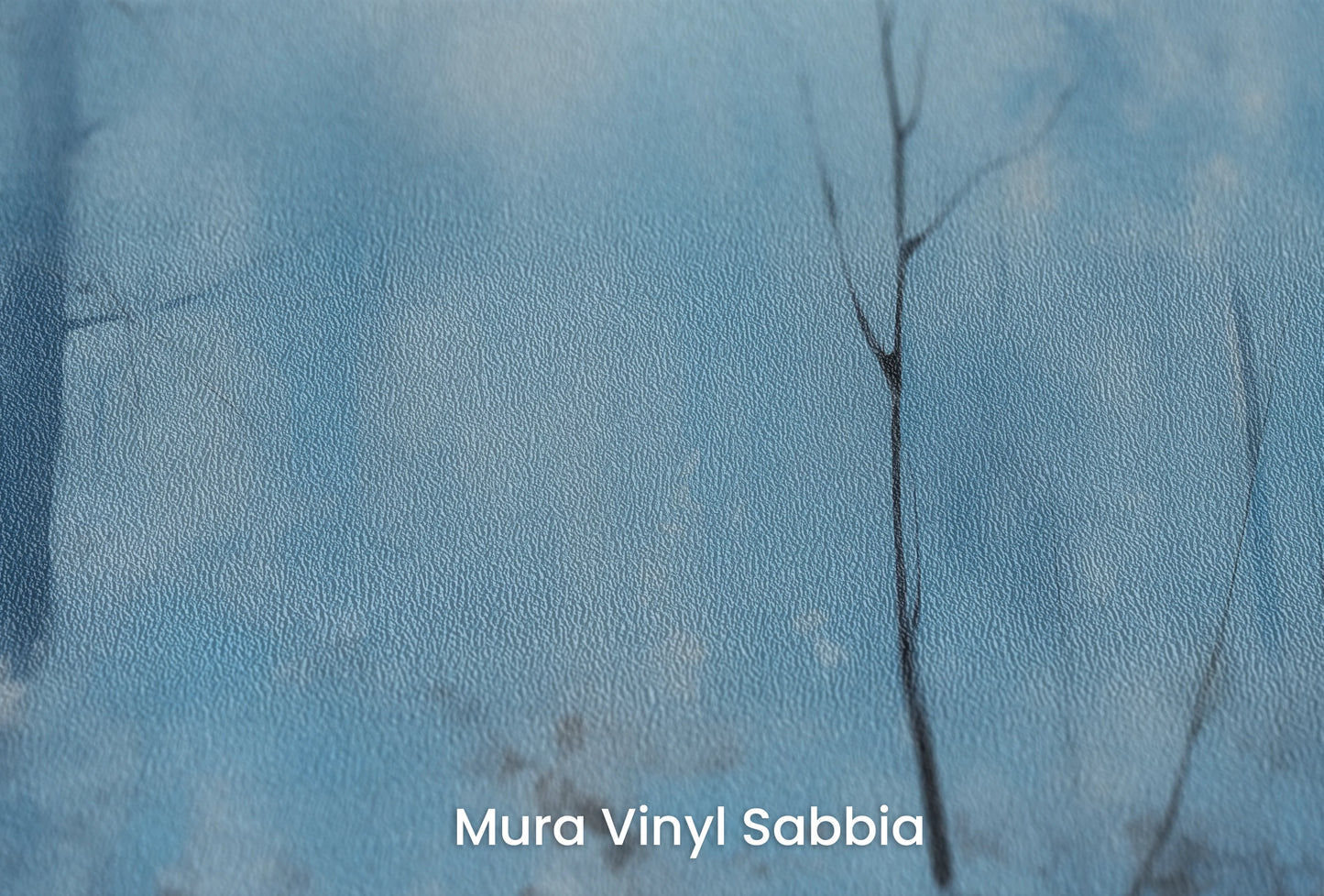 Zbliżenie na artystyczną fototapetę o nazwie Lodowy Las na podłożu Mura Vinyl Sabbia struktura grubego ziarna piasku.