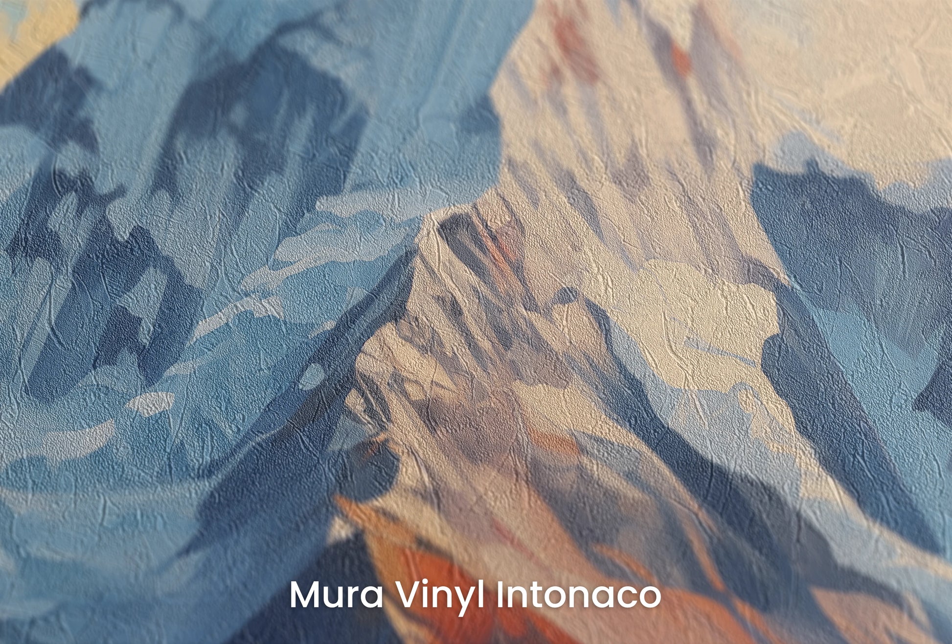 Zbliżenie na artystyczną fototapetę o nazwie Sunset Peaks na podłożu Mura Vinyl Intonaco - struktura tartego tynku.