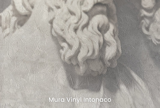 Zbliżenie na artystyczną fototapetę o nazwie Divine Gaze na podłożu Mura Vinyl Intonaco - struktura tartego tynku.