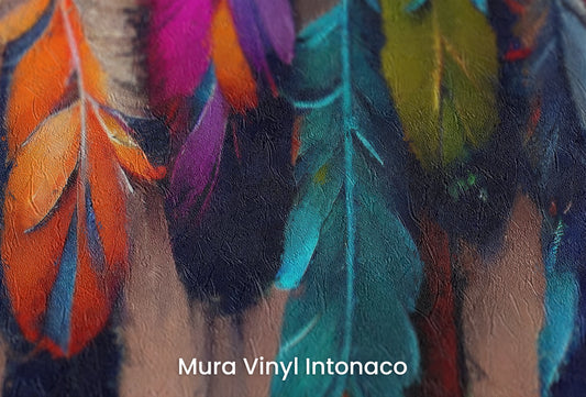 Zbliżenie na artystyczną fototapetę o nazwie Mystic Feathers na podłożu Mura Vinyl Intonaco - struktura tartego tynku.