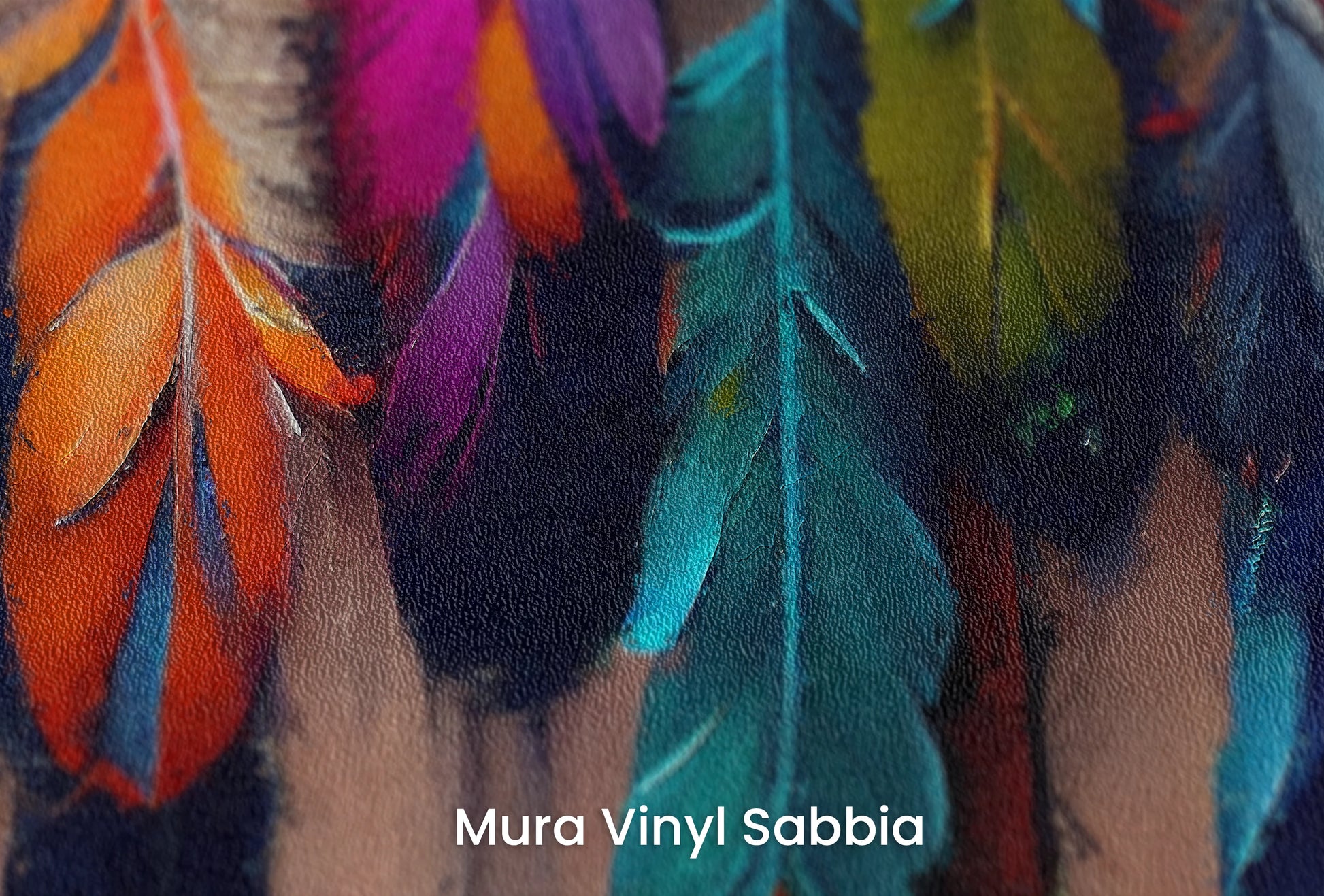 Zbliżenie na artystyczną fototapetę o nazwie Mystic Feathers na podłożu Mura Vinyl Sabbia struktura grubego ziarna piasku.