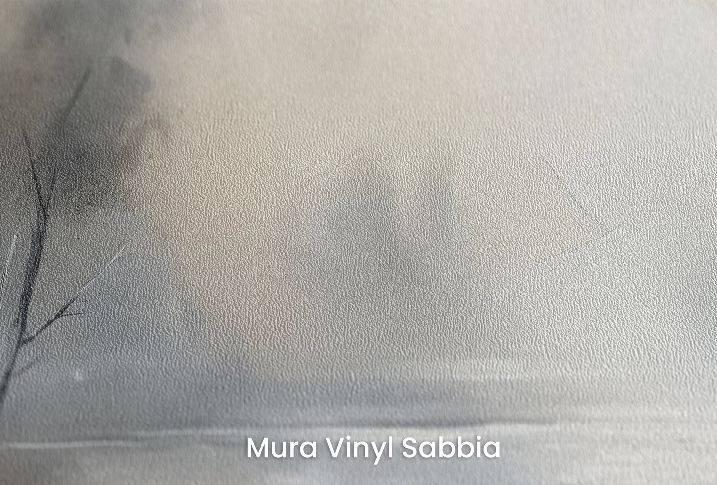Zbliżenie na artystyczną fototapetę o nazwie Brzeg Mgły na podłożu Mura Vinyl Sabbia struktura grubego ziarna piasku.