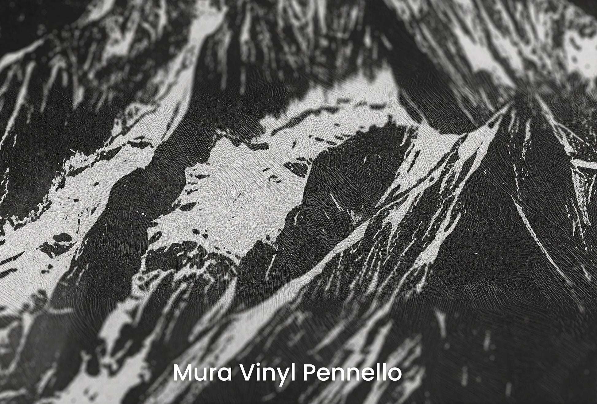 Zbliżenie na artystyczną fototapetę o nazwie Monochrome Mountains na podłożu Mura Vinyl Pennello - faktura pociągnięć pędzla malarskiego.