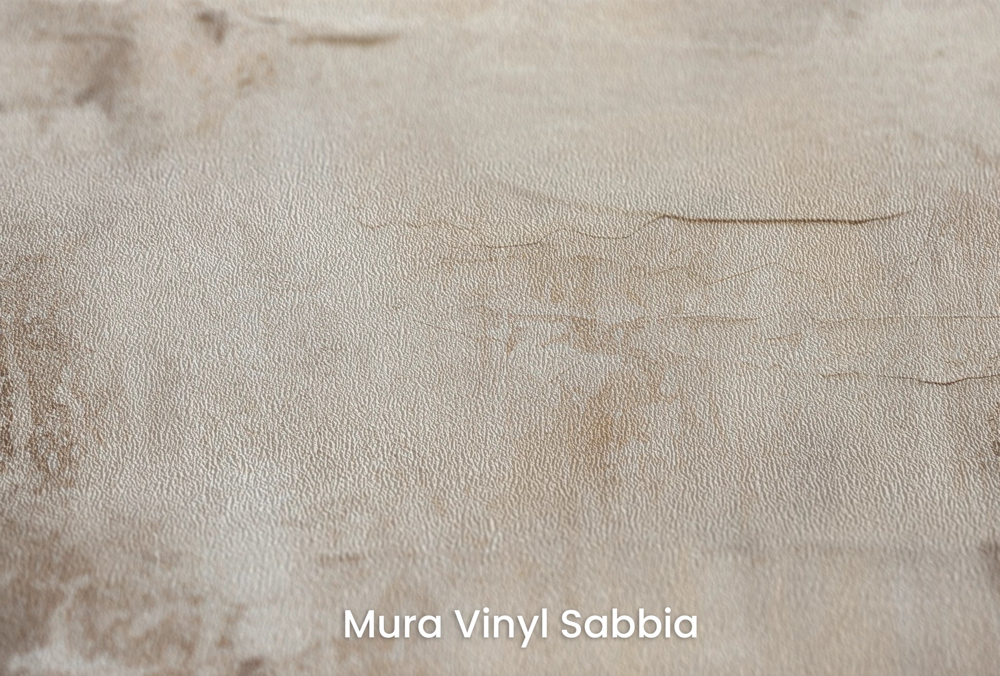 Zbliżenie na artystyczną fototapetę o nazwie Ethereal Marble na podłożu Mura Vinyl Sabbia struktura grubego ziarna piasku.