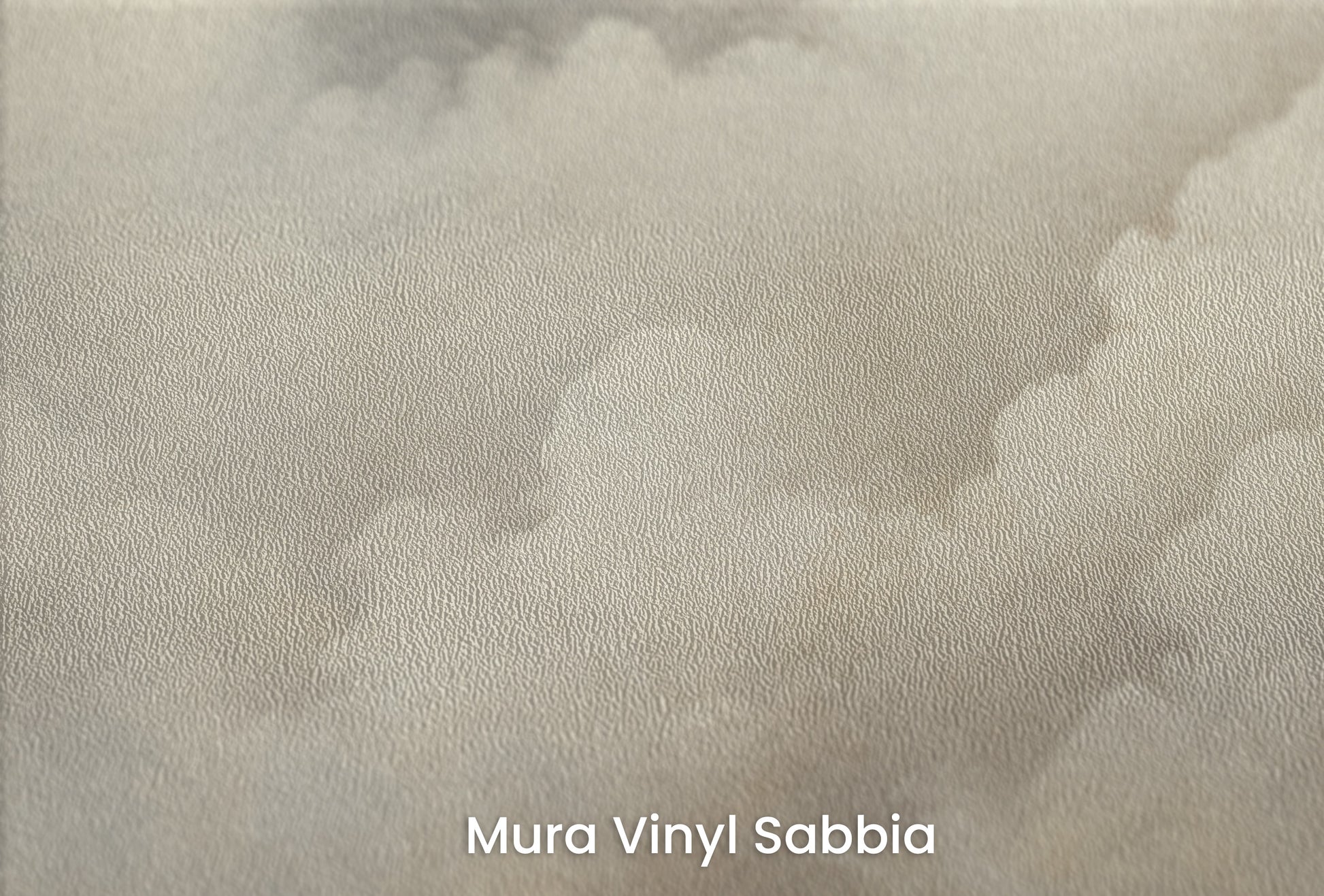 Zbliżenie na artystyczną fototapetę o nazwie CLOUD HAVEN CASCADE na podłożu Mura Vinyl Sabbia struktura grubego ziarna piasku.
