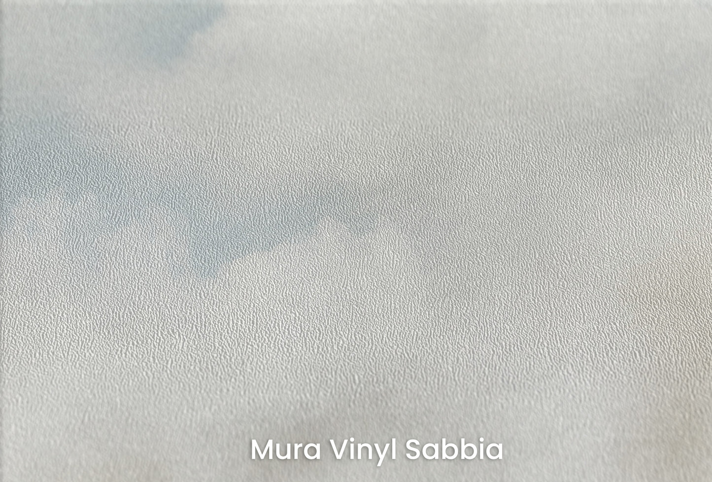 Zbliżenie na artystyczną fototapetę o nazwie CELESTIAL DAWN MURMURS na podłożu Mura Vinyl Sabbia struktura grubego ziarna piasku.