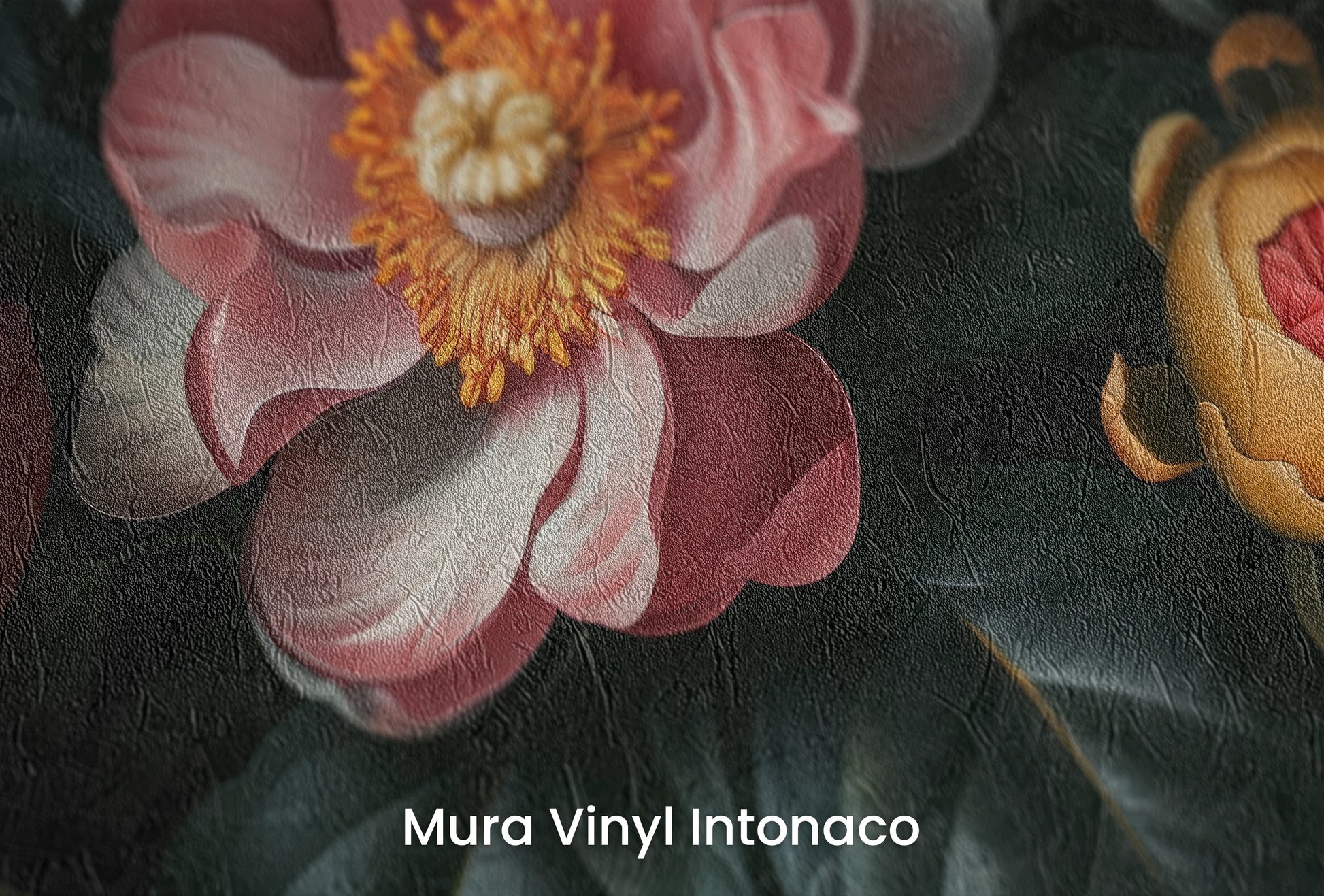 Zbliżenie na artystyczną fototapetę o nazwie Botanical Night na podłożu Mura Vinyl Intonaco - struktura tartego tynku.