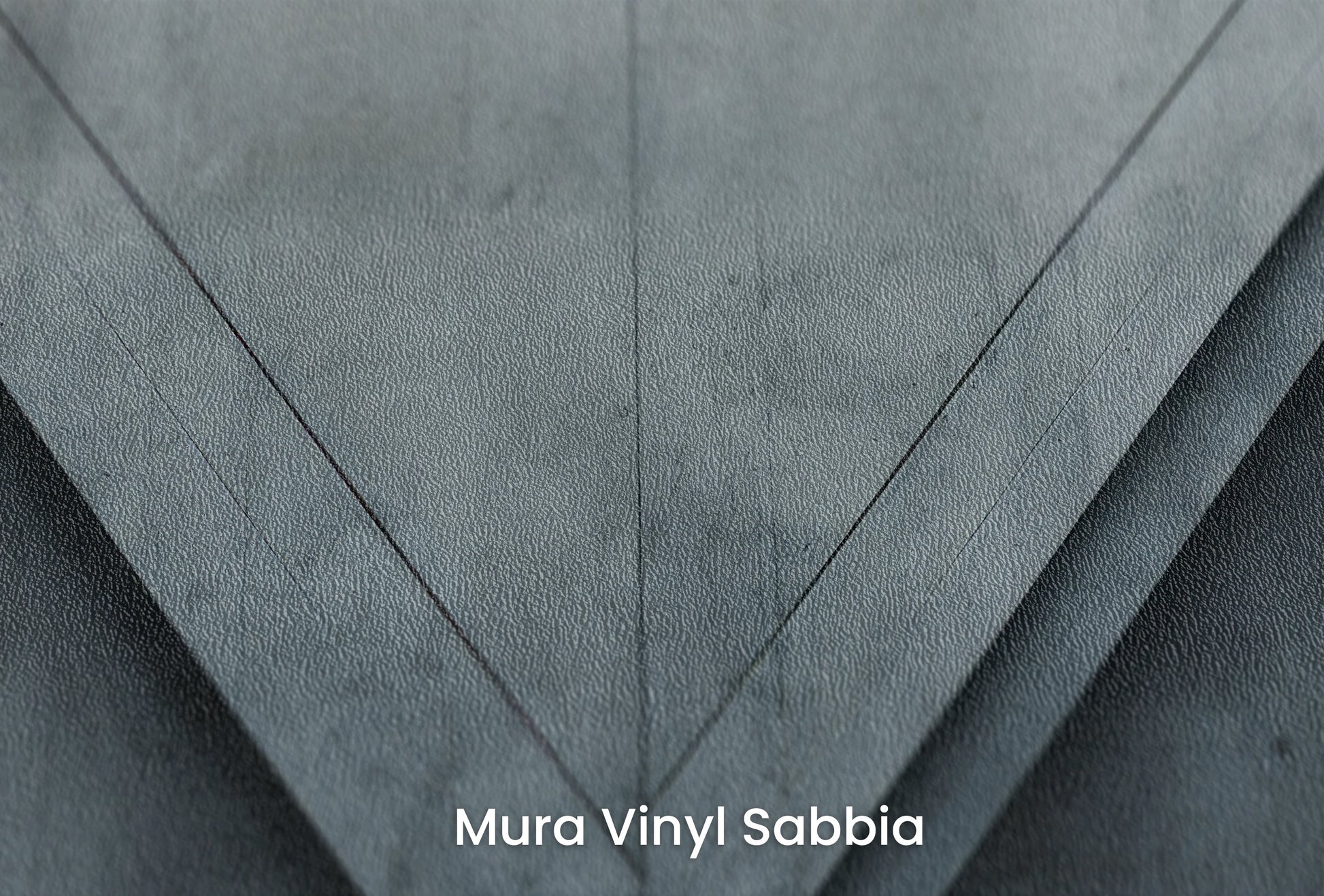 Zbliżenie na artystyczną fototapetę o nazwie Architectural Play na podłożu Mura Vinyl Sabbia struktura grubego ziarna piasku.