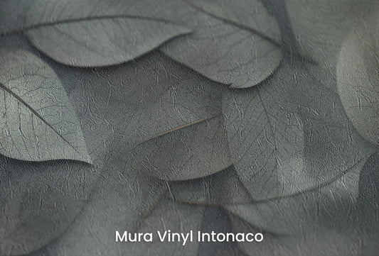 Zbliżenie na artystyczną fototapetę o nazwie Whispering Leaves #3 na podłożu Mura Vinyl Intonaco - struktura tartego tynku.