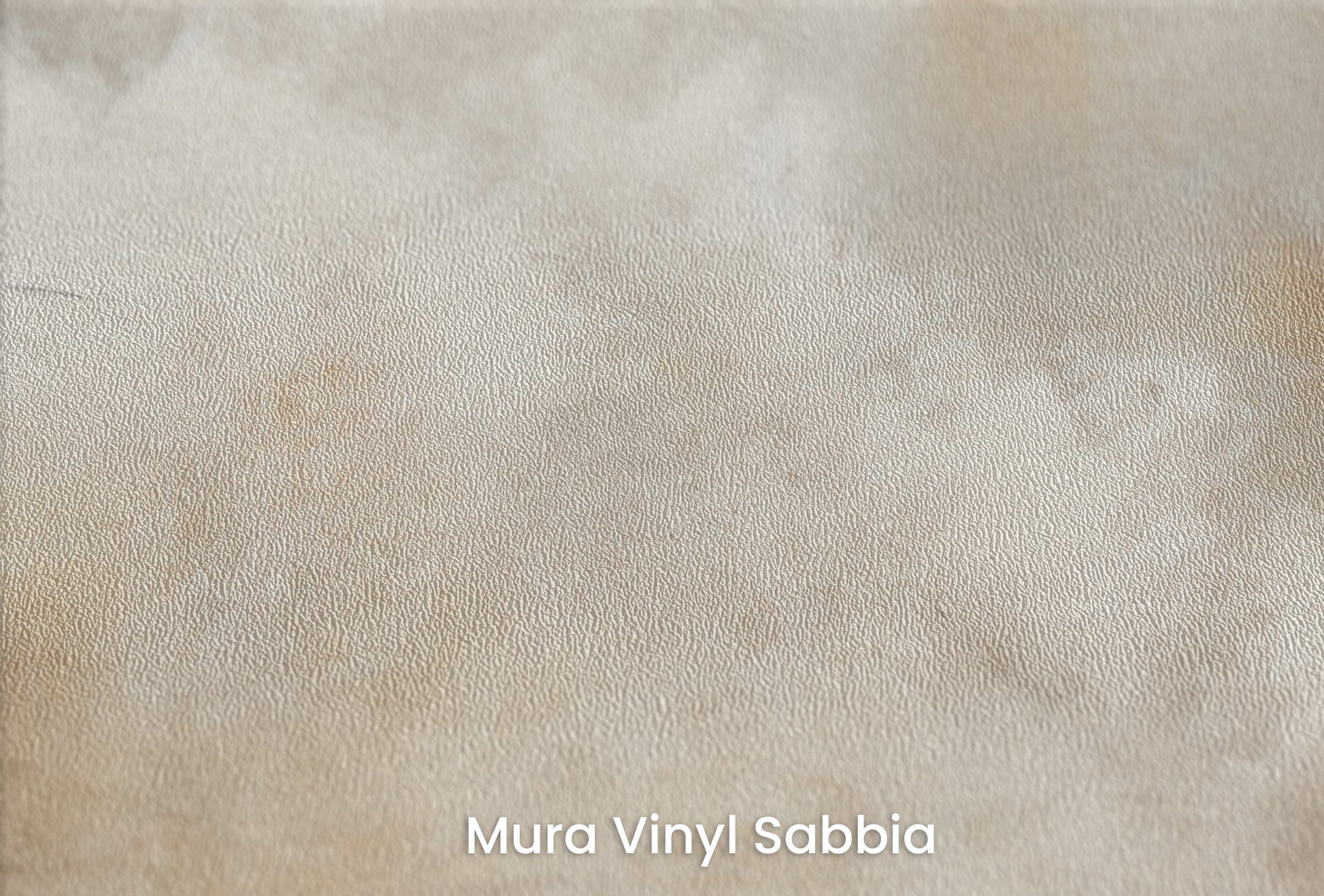 Zbliżenie na artystyczną fototapetę o nazwie ETHEREAL CLOUDSCAPE SERENITY na podłożu Mura Vinyl Sabbia struktura grubego ziarna piasku.