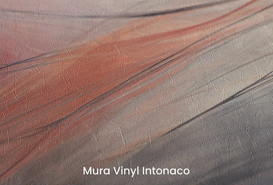 Zbliżenie na artystyczną fototapetę o nazwie Crimson Stream na podłożu Mura Vinyl Intonaco - struktura tartego tynku.