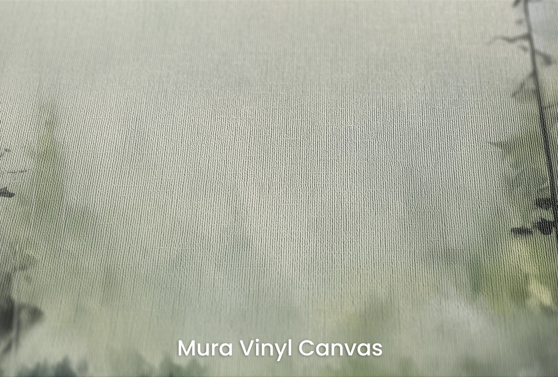 Zbliżenie na artystyczną fototapetę o nazwie Mglisty Las na podłożu Mura Vinyl Canvas - faktura naturalnego płótna.
