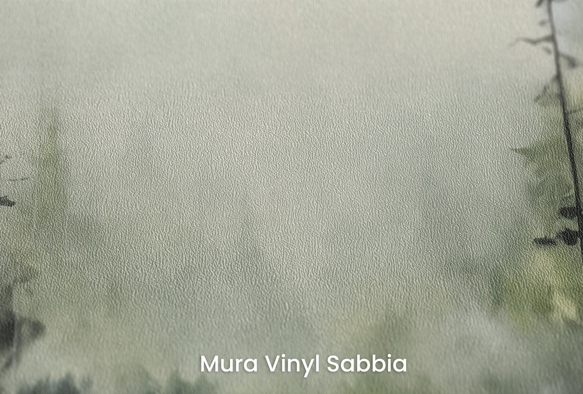 Zbliżenie na artystyczną fototapetę o nazwie Mglisty Las na podłożu Mura Vinyl Sabbia struktura grubego ziarna piasku.