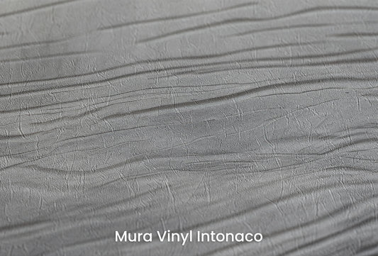 Zbliżenie na artystyczną fototapetę o nazwie Monochrome Current na podłożu Mura Vinyl Intonaco - struktura tartego tynku.