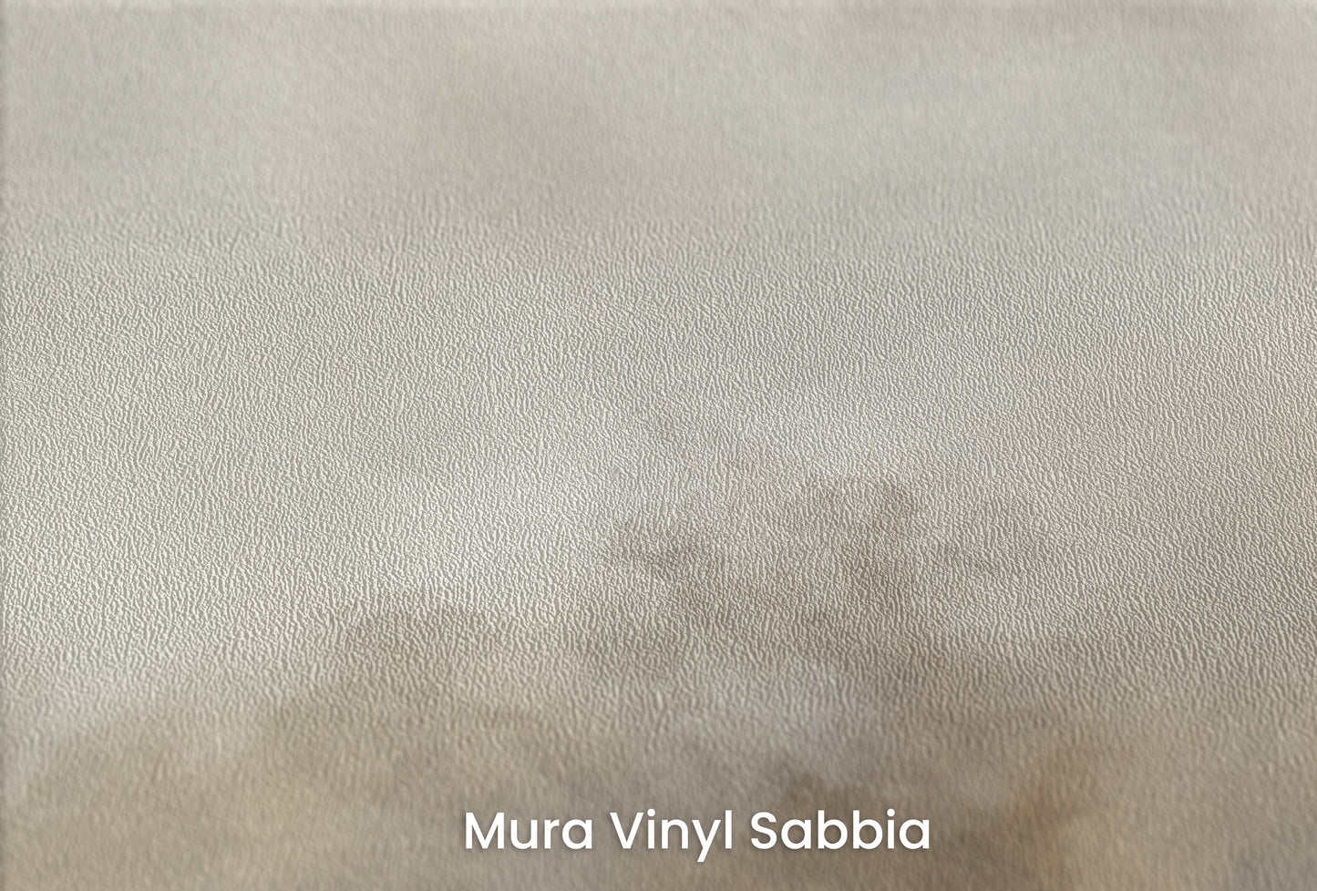 Zbliżenie na artystyczną fototapetę o nazwie MYSTIC VEIL AURORA na podłożu Mura Vinyl Sabbia struktura grubego ziarna piasku.