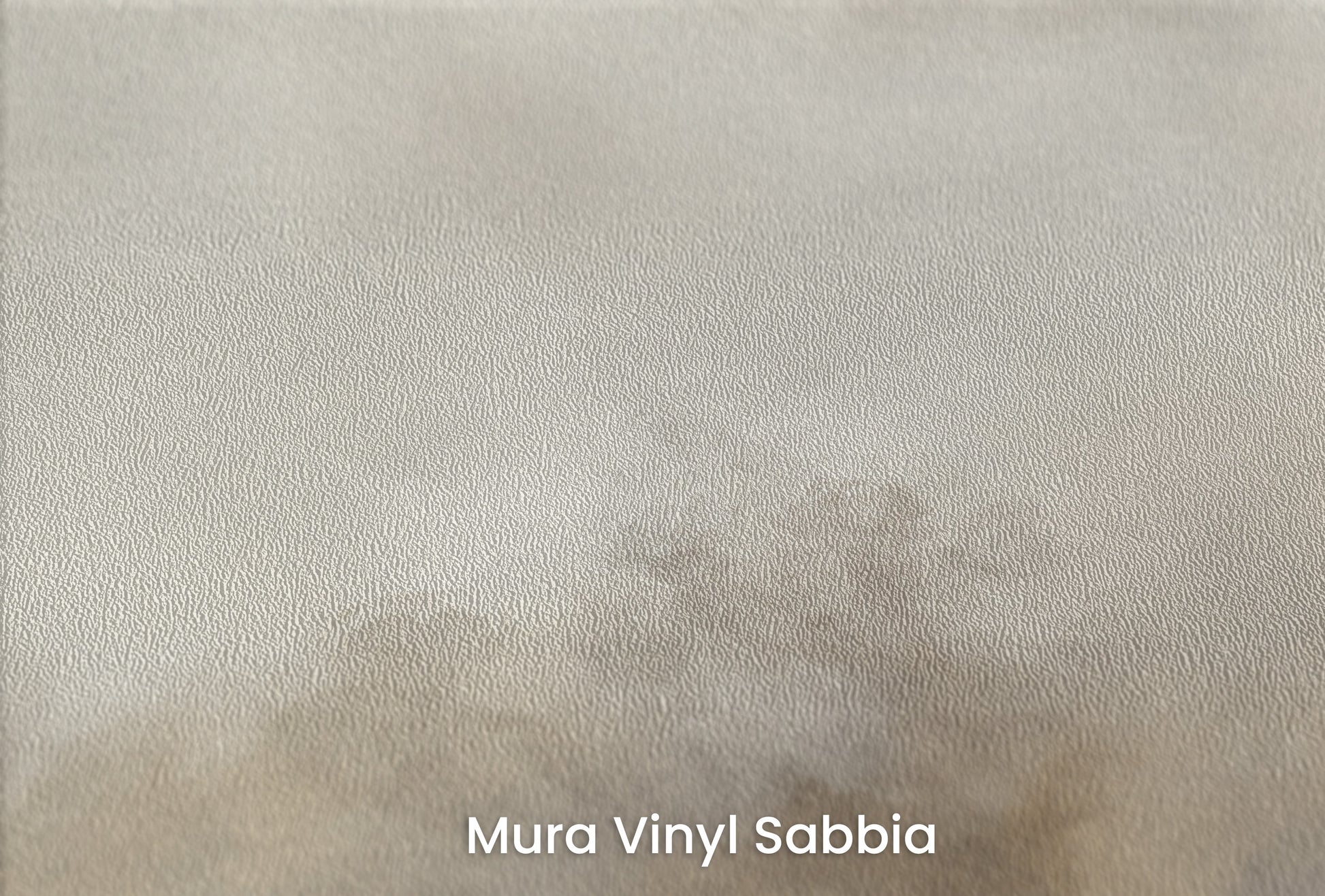 Zbliżenie na artystyczną fototapetę o nazwie MYSTIC VEIL AURORA na podłożu Mura Vinyl Sabbia struktura grubego ziarna piasku.