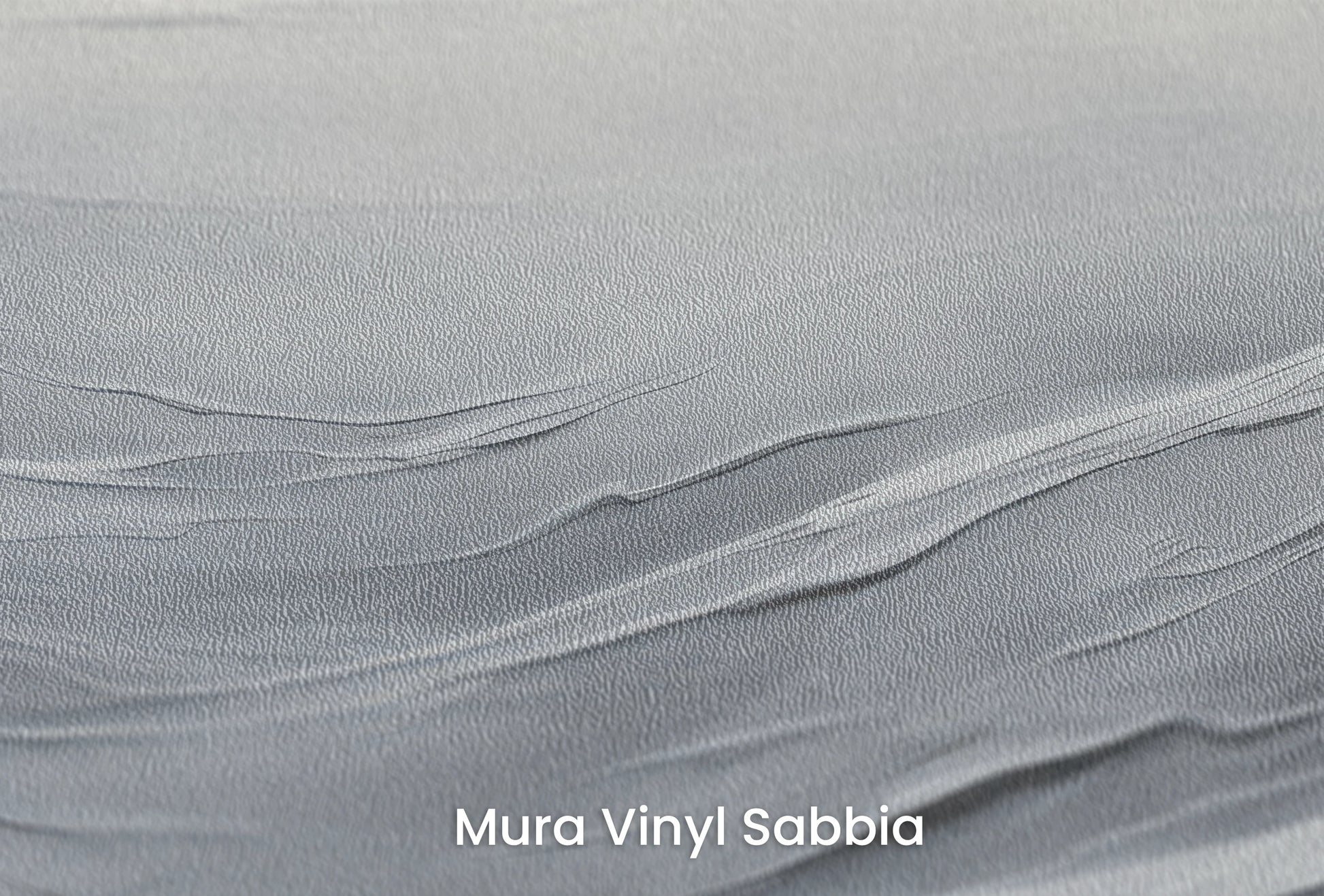 Zbliżenie na artystyczną fototapetę o nazwie Serenity Waves na podłożu Mura Vinyl Sabbia struktura grubego ziarna piasku.