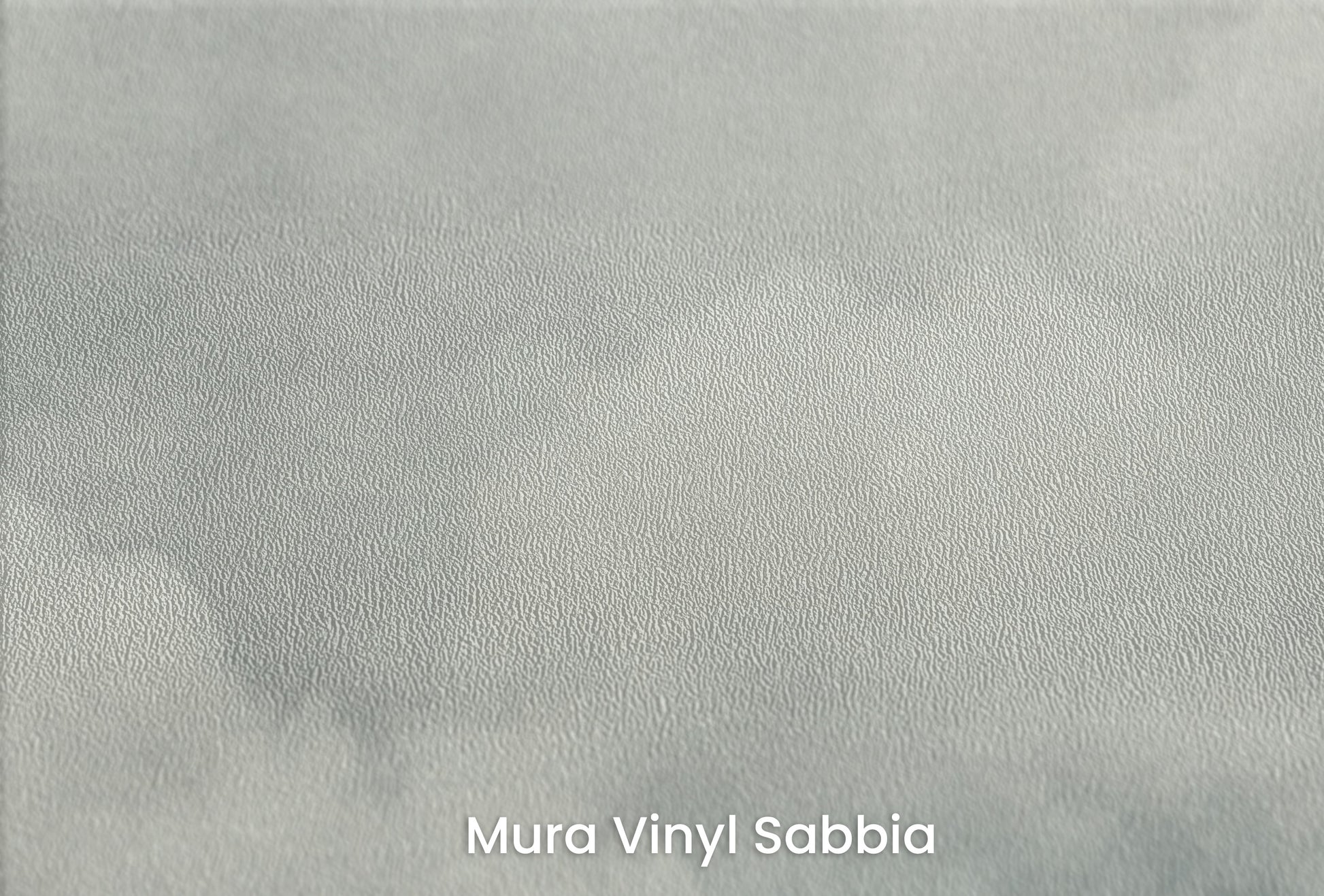 Zbliżenie na artystyczną fototapetę o nazwie SKY WHISPER WISPS na podłożu Mura Vinyl Sabbia struktura grubego ziarna piasku.