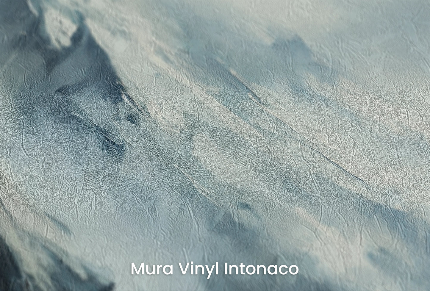 Zbliżenie na artystyczną fototapetę o nazwie Mystical Ridges na podłożu Mura Vinyl Intonaco - struktura tartego tynku.