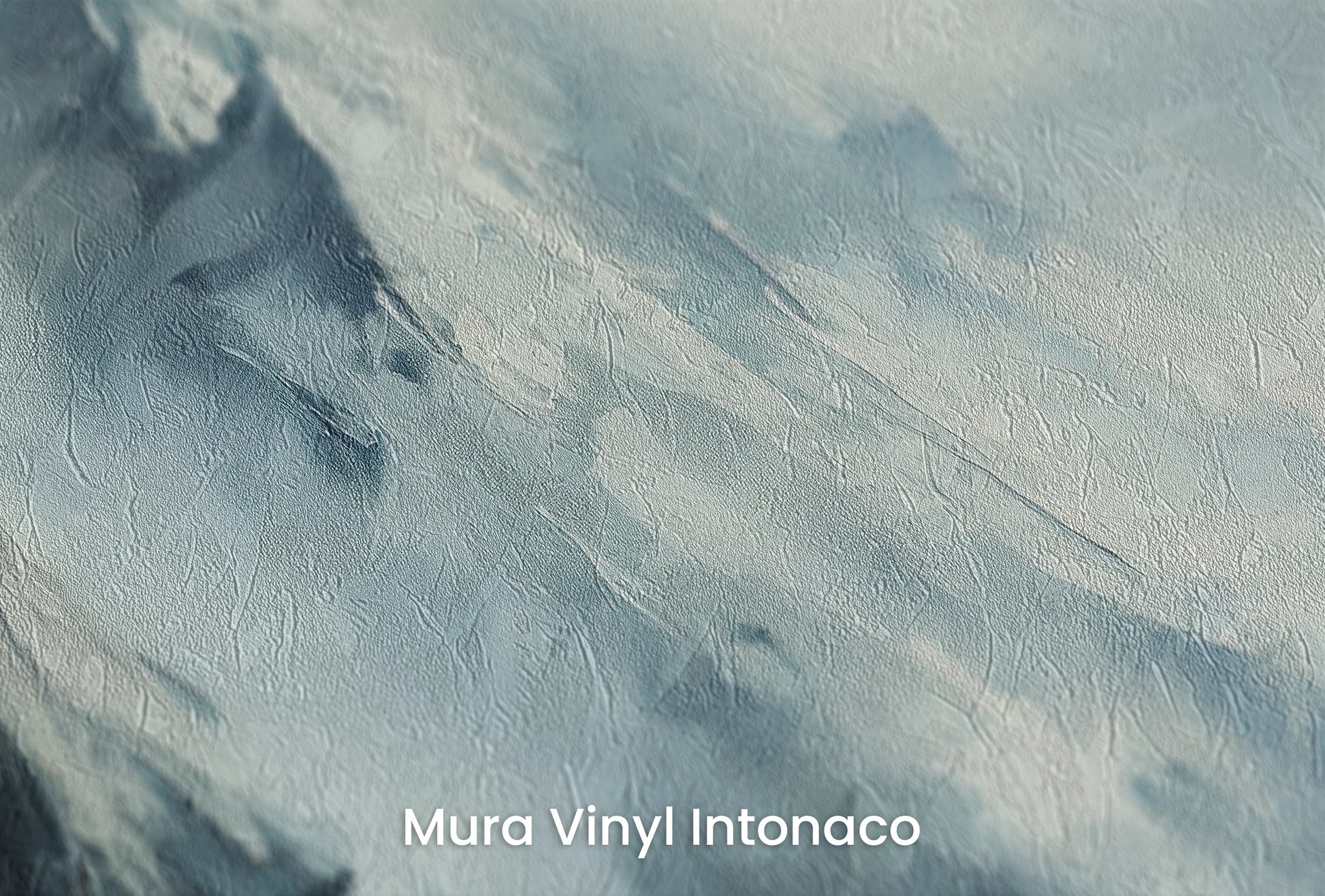 Zbliżenie na artystyczną fototapetę o nazwie Mystical Ridges na podłożu Mura Vinyl Intonaco - struktura tartego tynku.