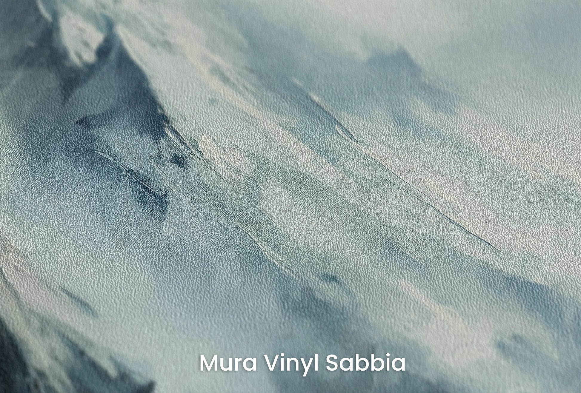 Zbliżenie na artystyczną fototapetę o nazwie Mystical Ridges na podłożu Mura Vinyl Sabbia struktura grubego ziarna piasku.