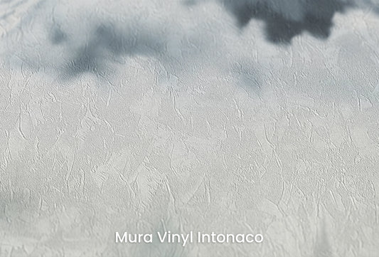 Zbliżenie na artystyczną fototapetę o nazwie Ethereal Mountain Whisper na podłożu Mura Vinyl Intonaco - struktura tartego tynku.