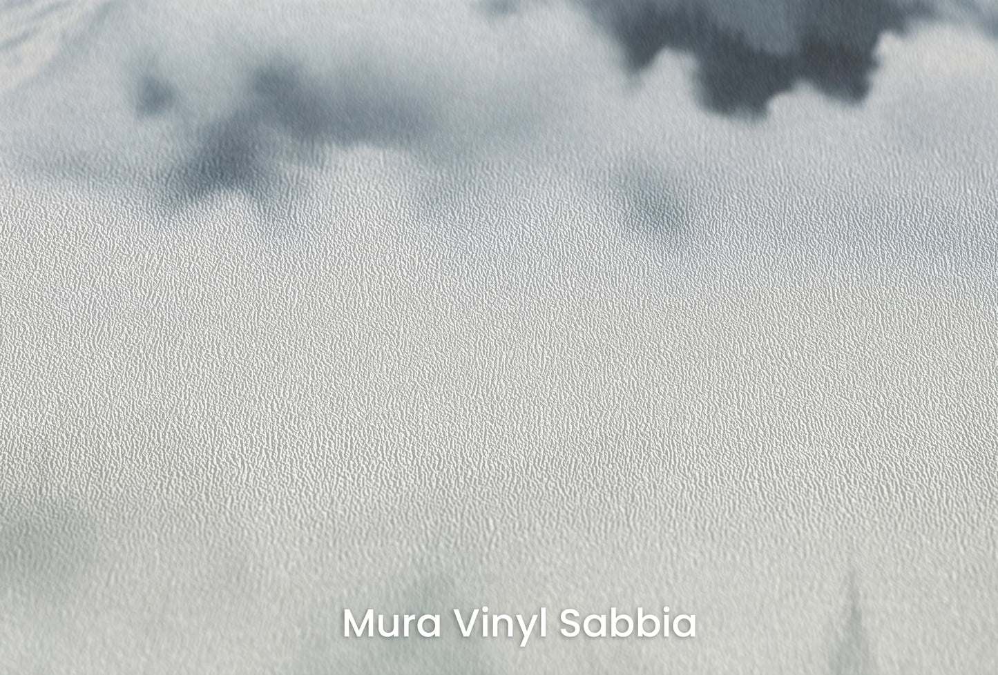 Zbliżenie na artystyczną fototapetę o nazwie Ethereal Mountain Whisper na podłożu Mura Vinyl Sabbia struktura grubego ziarna piasku.